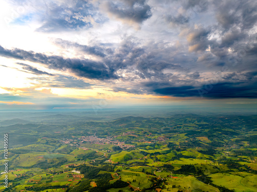 Cidade rural de Caconde no interior de São Paulo em 2023 após fortes chuvas. Céu com muitas nuvens dramáticas e vegetação com muitas cores. photo