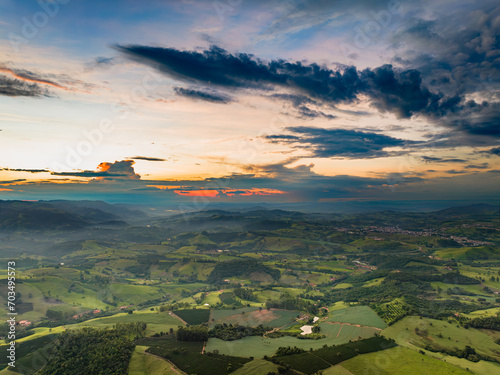 Cidade rural de Caconde no interior de São Paulo em 2023 após fortes chuvas. Céu com muitas nuvens dramáticas e vegetação com muitas cores. photo