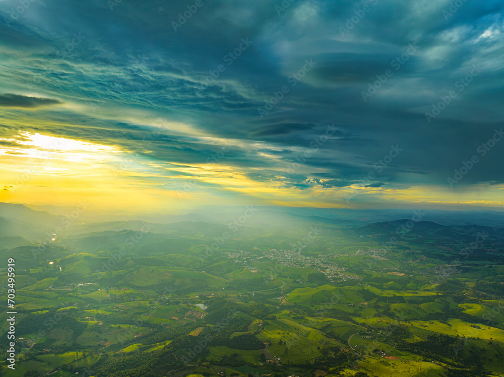 Cidade rural de Caconde no interior de São Paulo em 2023 após fortes chuvas. Céu com muitas nuvens dramáticas e vegetação com muitas cores. Cidade rural de Caconde no interior de São Paulo em 2023 após fortes chuvas. Céu com muitas nuvens dramáticas e vegetação com muitas cores.