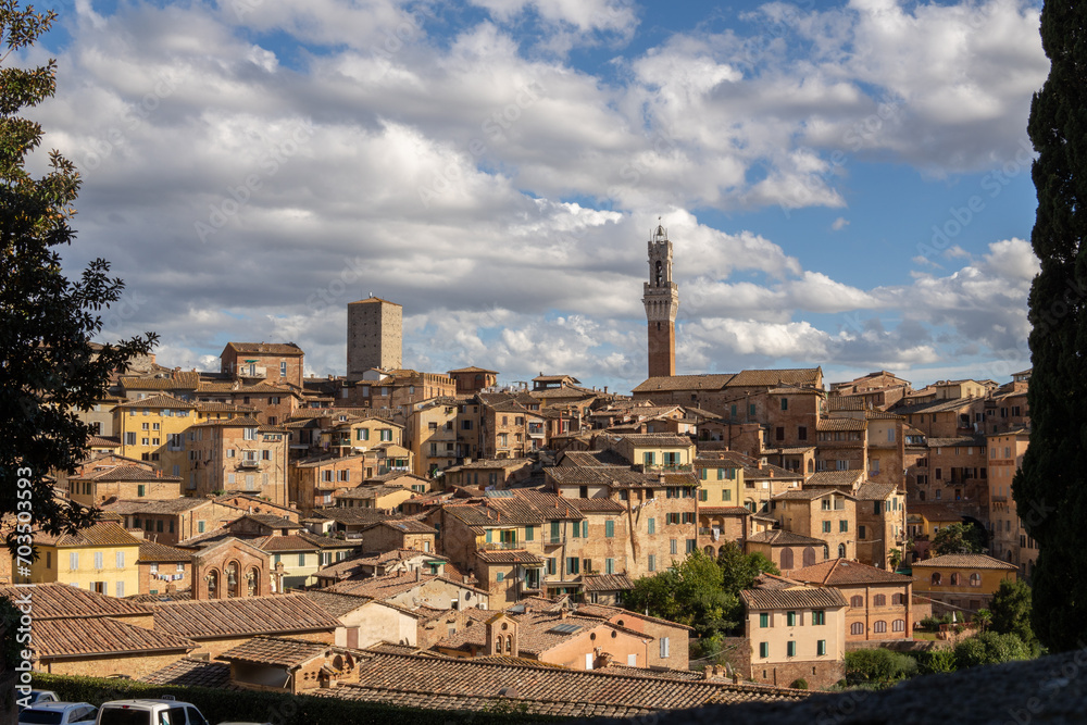 Siena Italia Toscana en Europa vista aérea de casas del pueblo europeo ciudad urbana con torre y arquitectura antigua lugar famoso y turístico