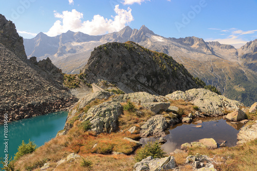 Bergpanorama über dem Lago Pirola (2283, Valmalenco); Blick  nach Westen auf Monte Sissone (3328), Cima di Rosso (3366) und Cima di Vazzeda (3300) photo