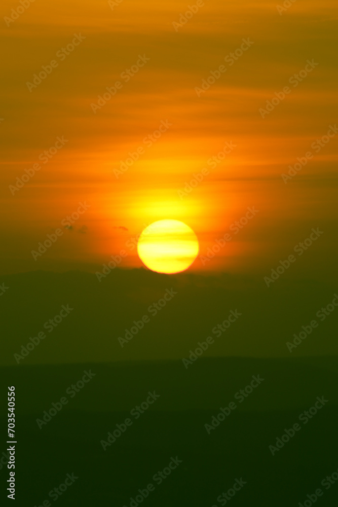 Obraz premium Sunset and beautiful light, sunlight illuminating the colorful sky, clouds