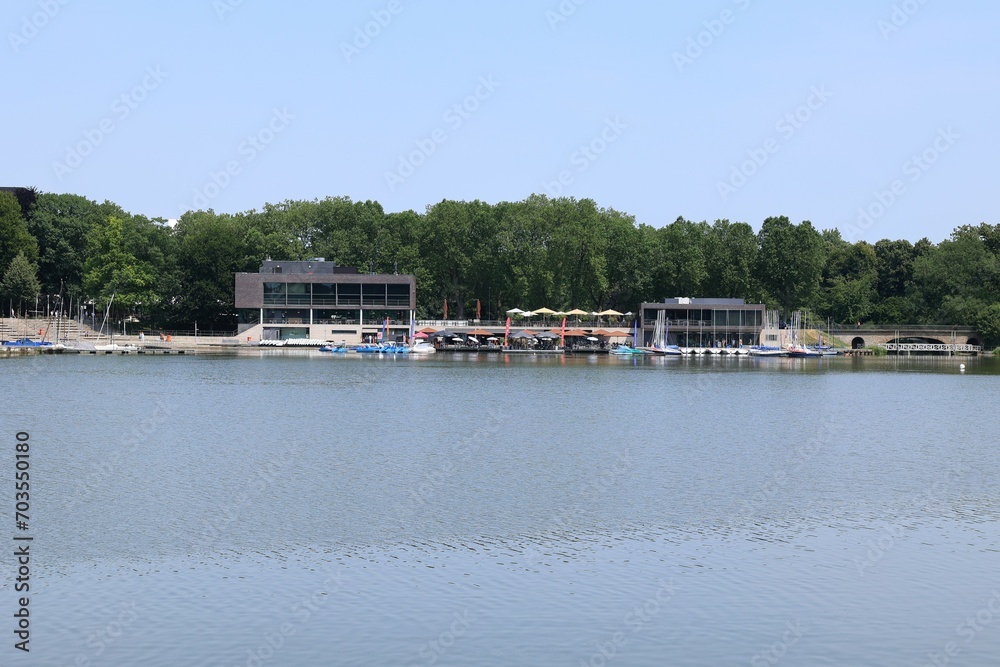 Blick auf den Aasee im Zentrum der Stadt Münster in Nordrhein-Westfalen Blick auf den Aasee im Zentrum der Stadt Münster in Nordrhein-Westfalen