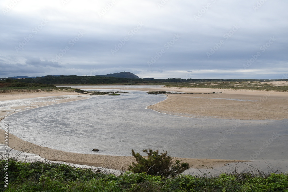 Desenbocadura de la laguna de la Frouxeira (Valdoviño). Desenbocadura de la laguna de la Frouxeira (Valdoviño).