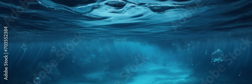 Transparentes  klares Wasser im Pool. Unterwasserfoto des Regulierungsbeckens. Hintergrund des blauen Wasserbeckenbodens. Sommerthema.