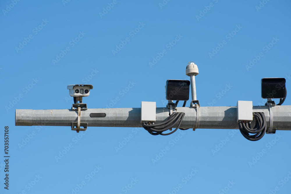 Traffic security camera that displays vehicle passes on the pole - obrazy, fototapety, plakaty 
