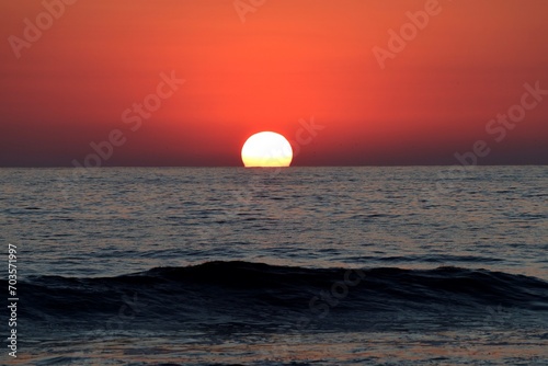 Fototapeta Naklejka Na Ścianę i Meble -  sunset at the ocean, the sun sinks into the sea