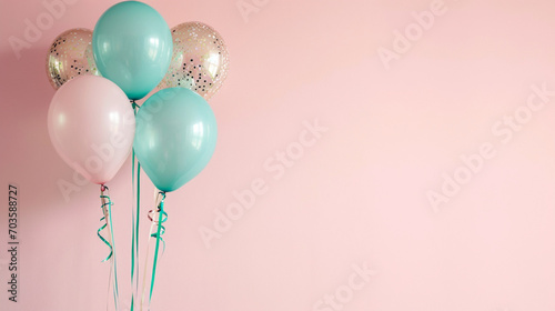 Ballons de baudruche de couleurs pastel. Espace vide de composition. Ambiance festive, anniversaire, célébration. Pour conception et création graphique.