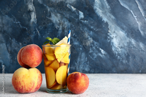 Refreshing peach iced tea b...