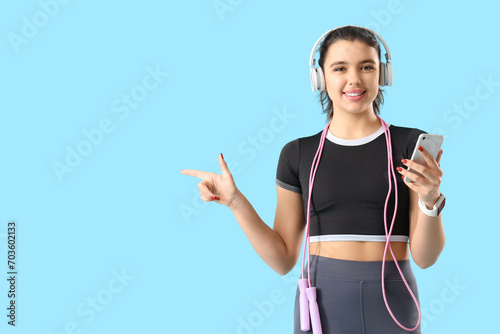 Sporty young woman in headp...