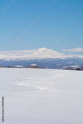 晴れた日の早春の雪原と雪山 大雪山 