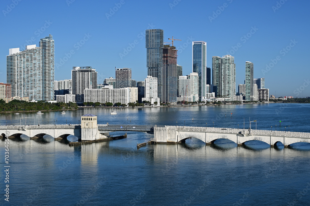 Obraz premium Residential waterfront buildings and Venetian Causeway on Biscayne Bay in Miami, Florida on clear calm sunny December morning..