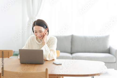 ノートパソコンを使う女性 photo