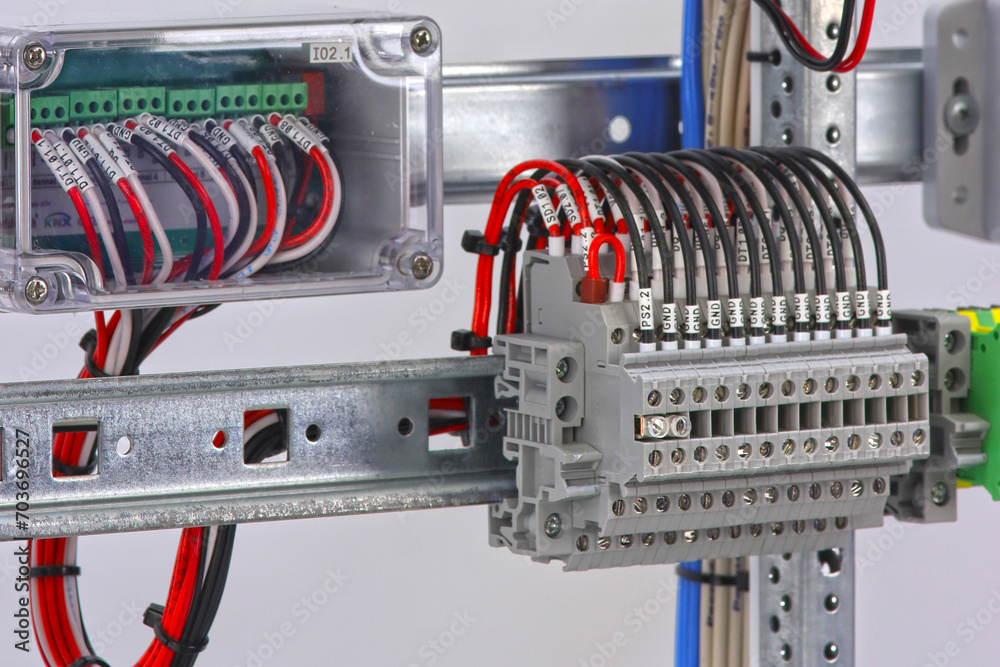 Electrical passthrough terminals for connecting copper mounting wires