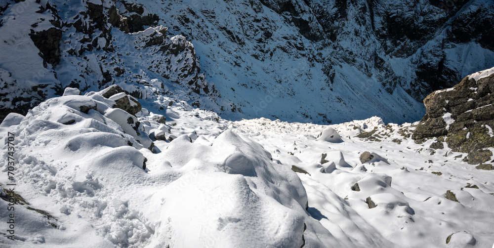 Fototapeta premium trekking, wspinaczka górska widok z podejścia.