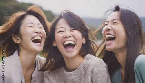 大笑いする若い女性たち 