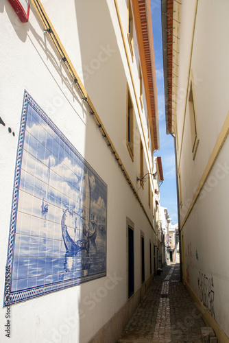 Obraz na płótnie very narrow street in the historic center of Aveiro w salonie