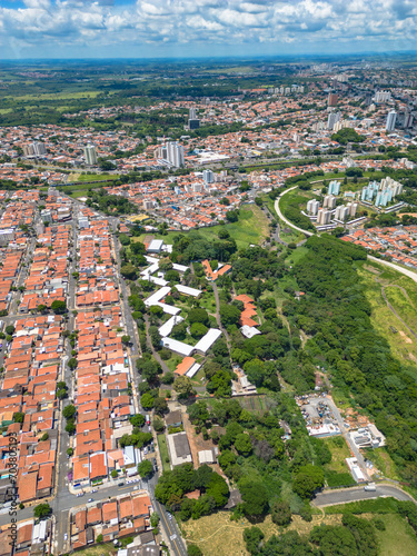 Imagem a  rea de 2024 da regi  o do Shopping Unimart Campinas  Jardim Aur  lia  Rodovia Anhanguera e Avenida Lix da Cunha. Casas  com  rcios e avenidas.