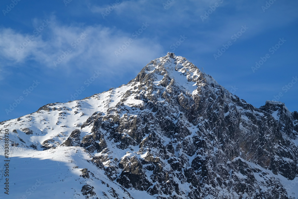 Szczyt górski Łomnica w Tatrach Wysokich, surowy klimat zimowy.