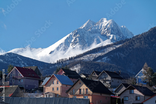 Widok na Łomnicę z miejscowości Lendak, najwyższy szczyt Tatr.