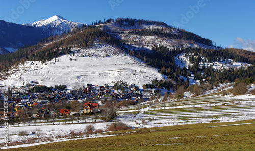 Krajobraz Słowacji zimą. Piękne ośnieżone góry i miasteczko w dolinie.