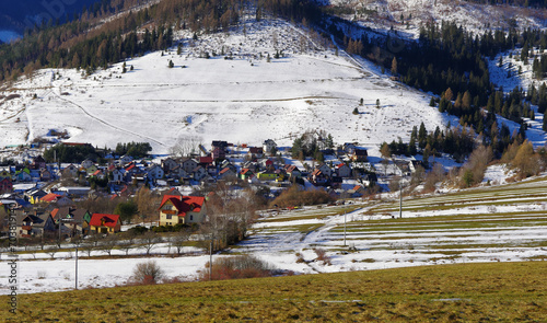 Krajobraz Słowacji zimą. Piękne ośnieżone góry i miasteczko w dolinie.