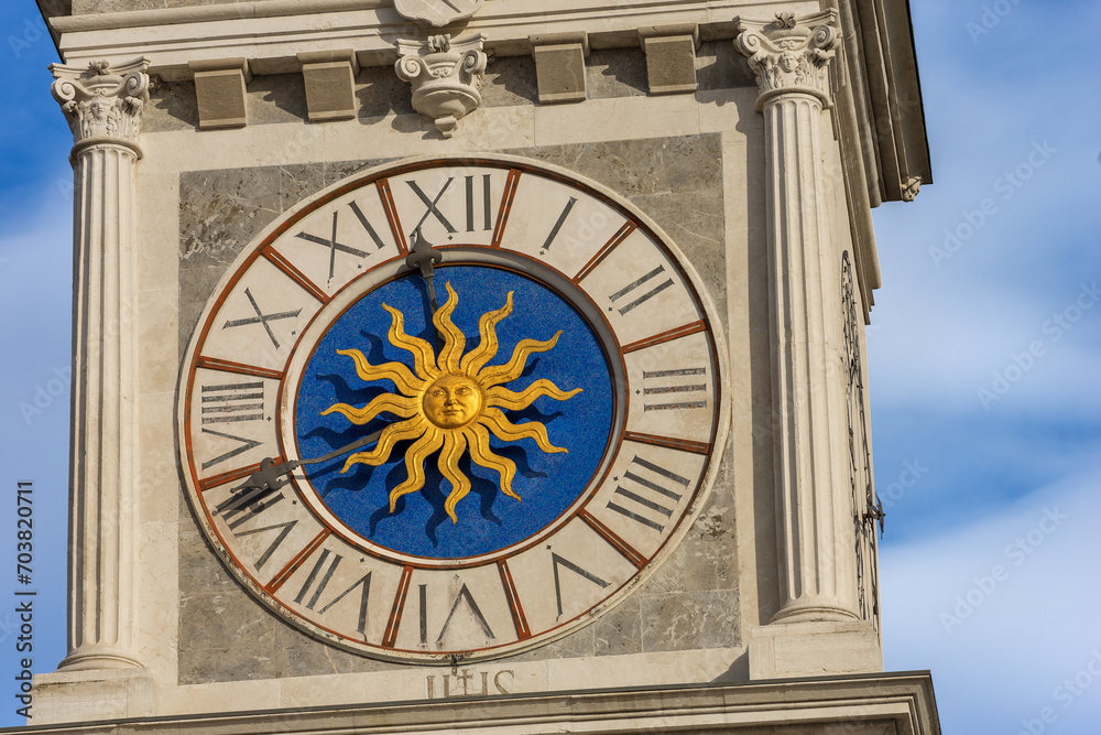 Φωτογραφία Closeup of the clock and bell tower of the Loggia di San Giovanni in Freedom square (Piazza della Libertà), Udine, Friuli-Venezia Giulia, Italy, Europe