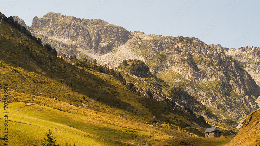 Station de ski de la Mongie, dans les Pyrénées, avec une vue sur les montagnes