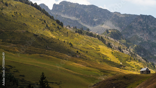 Fototapeta Naklejka Na Ścianę i Meble -  Station de ski de la Mongie, dans les Pyrénées, avec une vue sur les montagnes