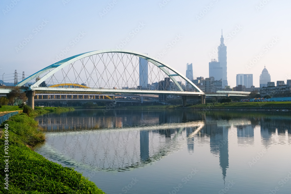 Obraz premium 台湾 台北市 基隆河と台北の高層ビル群