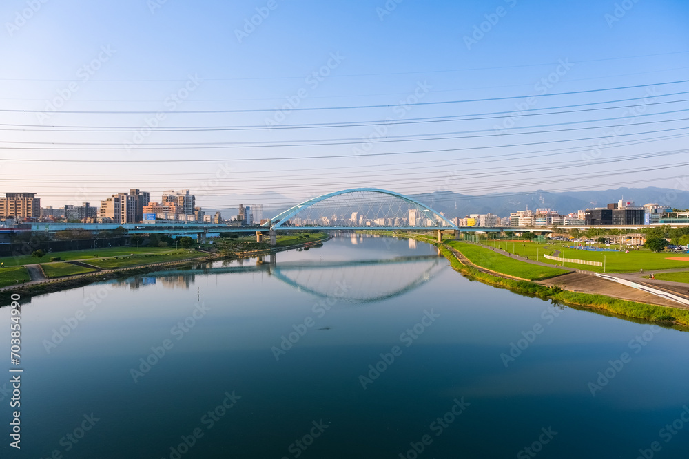台湾 台北市 基隆河と台北の街並み