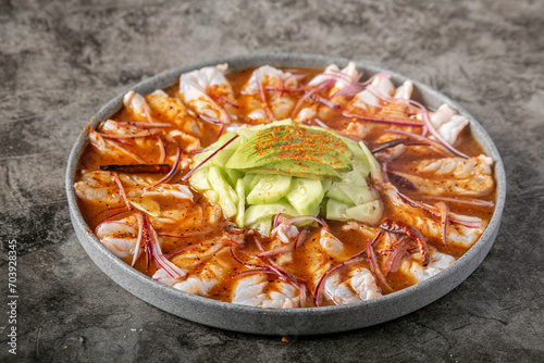 Foto camarones aguachile bañados en salsa roja, al estilo mazatlan sinaloa