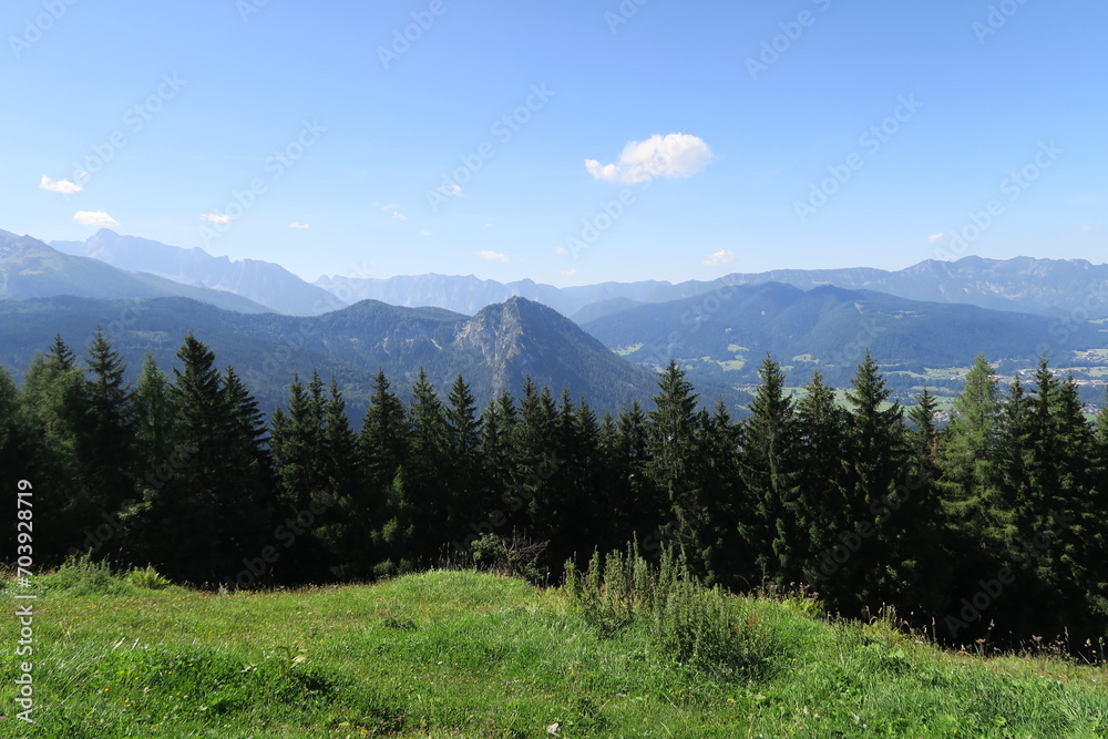 Blick vom Berg Jenner bei Schönau am Königssee auf eine Bergwiese und gegenüber liegende Berggipfel