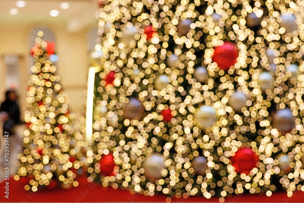 Detail einer opulenten Weihnachtsbaumdekoration im Einkaufszentrum in abstrakter Unschärfe Detail einer opulenten Weihnachtsbaumdekoration im Einkaufszentrum in abstrakter Unschärfe