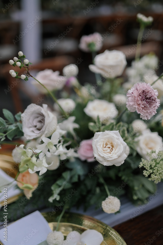 Obraz premium Bunch of flower on a long table setting decoration for wedding or engagement ceremony in a sunny day