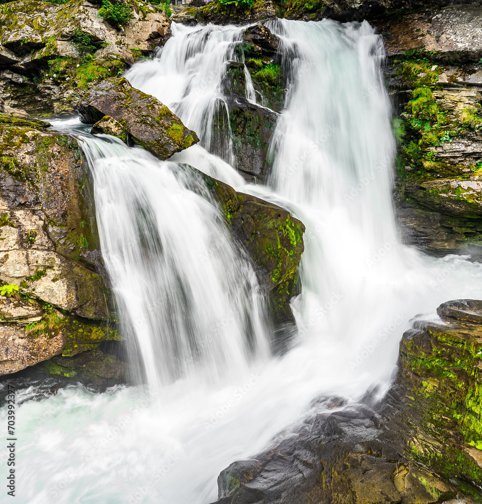 Wasserfall im Ort Geiranger Wasserfall im Ort Geiranger