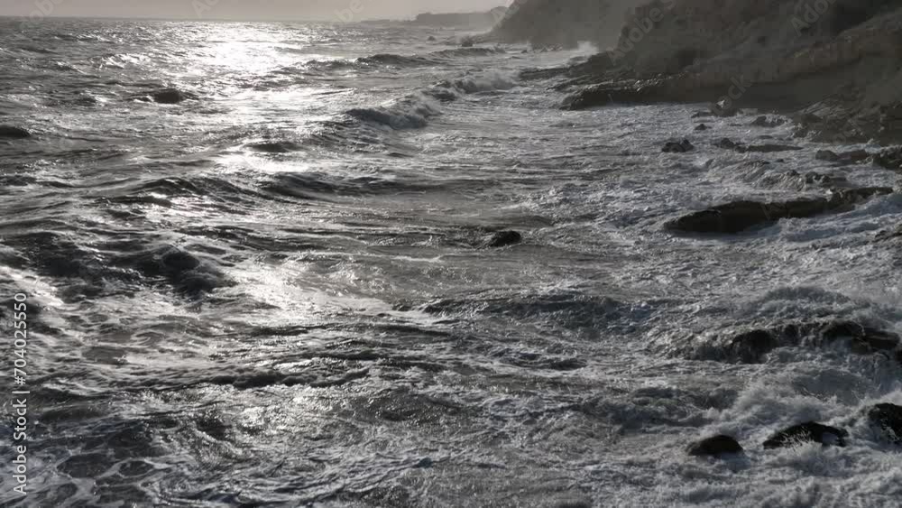 Camara lenta de olas impactando con la roca