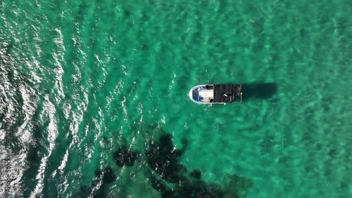Barco a vista de drone con aguas cristalinas photo
