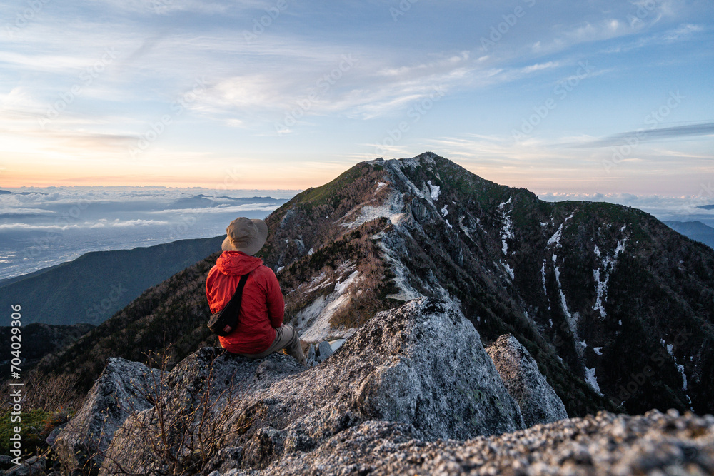 Fototapeta premium 鳳凰三山で日の出を見る登山者（日本 - 山梨県）