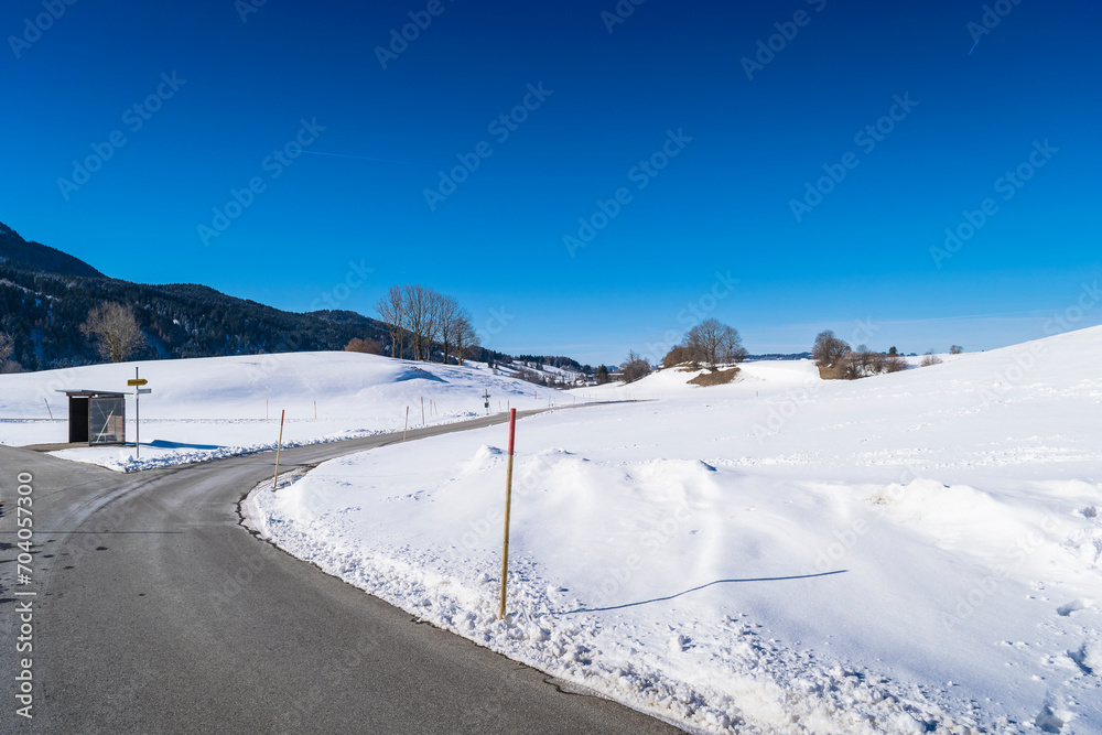 Straße in der Winterlandschaft

