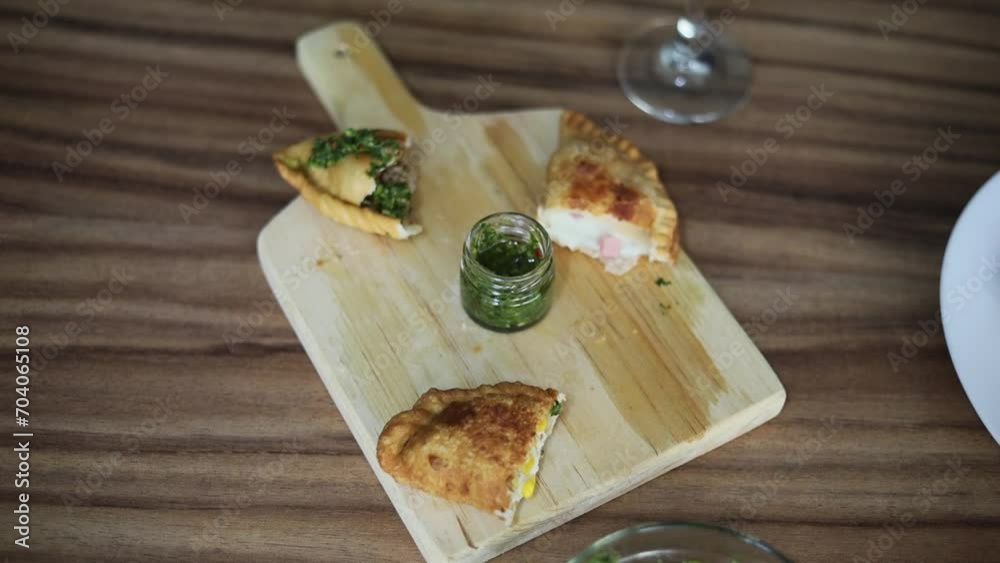 Cuatro Manos tomando empanada