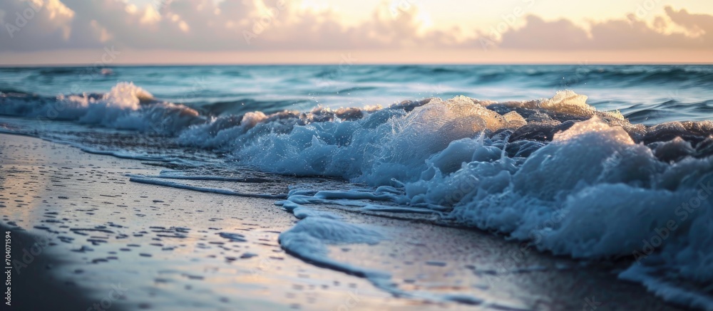 Naklejka premium Soothing waves hitting the beach.