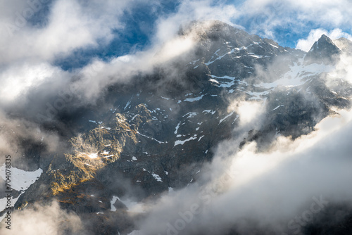 panorama szczytów gór wysokich wyłaniających się z chmur
