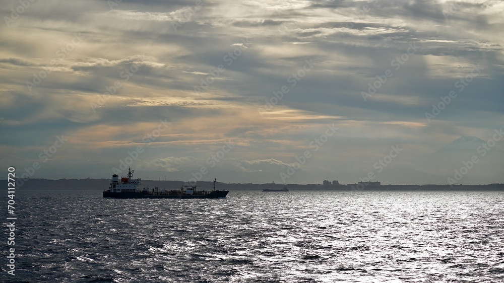 東京湾を航行する貨物船と三浦半島の風景 東京湾を航行する貨物船と三浦半島の風景