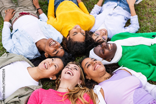 Canvas Print Diverse happy woman bonding together at city park