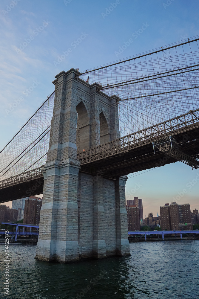 Obraz premium Brooklyn Bridge in New York City view from the boat during a boat trip