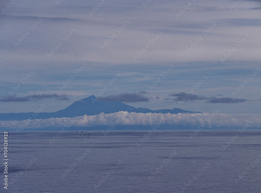 Blick von Santa Cruz auf de Teide in Wolken auf Teneriffa 