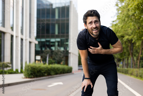 A young male athlete had a heart attack after running and exercising, holding his hands to his chest, feeling pain and shortness of breath