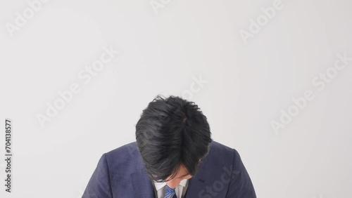 お辞儀して謝るビジネスマン　白背景