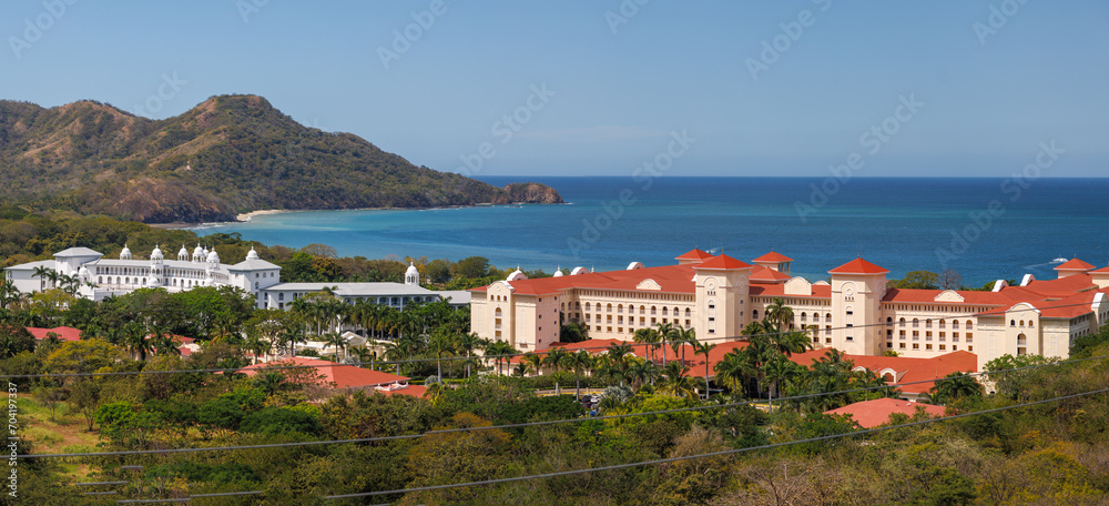 Obraz premium Panoramic view of a red roofed hotel, contrasting with the blue waters of the shoreline in Costa Rica